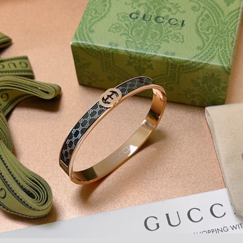 G*u*i bracelets
